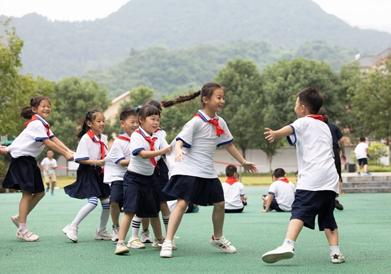  9月7日，浙江省诸暨市应店街镇中心小学的学生在操场上做游戏。