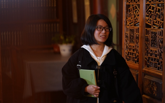 ▲2020年11月，已在北大考古系学习的钟芳蓉，接受新京报记者采访。新京报记者 刘鑫 摄