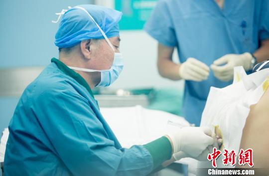 美国著名华裔<a href='/Gaokao/Professional/Details/100202TK'>麻醉学</a>家李清木这样解读麻醉医生工作:打完针后看着病人,不要让他因为麻醉或手术出血而死去,并保证他们在手术结束后能安全醒过来。 范丽芳 摄