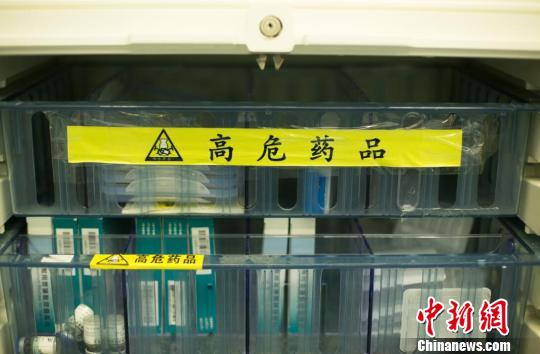 麻药具有毒性,多一微克或者少一微克都可能让患者发生意外,麻醉医生必须根据患者的年龄、身高、体重、基础病等基本信息来决定药量。 范丽芳 摄