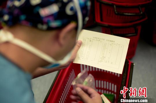 手术尚未开始,麻醉医生已经备好麻药,检查麻醉机、清点急救药物,以防术中突发意外。 范丽芳 摄