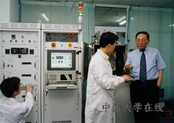 杜院士在实验室同科研人员交流