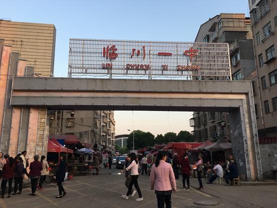 “神话中学”迎高考 陪读家长：只有在晚上能喘口气