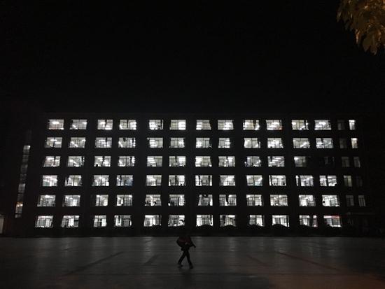 “神话中学”迎高考 陪读家长：只有在晚上能喘口气