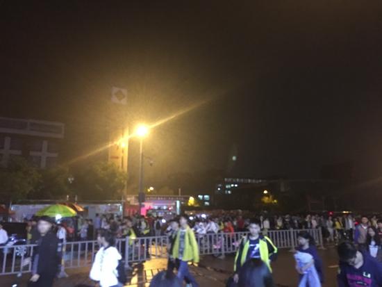 “神话中学”迎高考 陪读家长：只有在晚上能喘口气