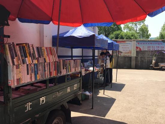 “神话中学”迎高考 陪读家长：只有在晚上能喘口气