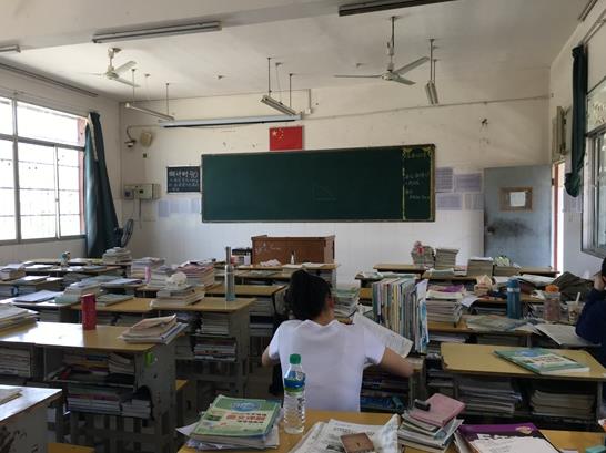 “神话中学”迎高考 陪读家长：只有在晚上能喘口气