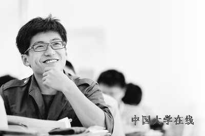 辽宁沈阳第120中学高三学生赵睿南笑迎高考。姚剑锋摄(新华社发)
