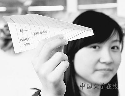 四川南充的高三学生放飞“梦想的纸飞机”。李向雨摄