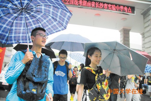 昨日下午5时，长沙市实验中学，考生们神情轻松走出考点。长沙晚报记者 陈飞 摄