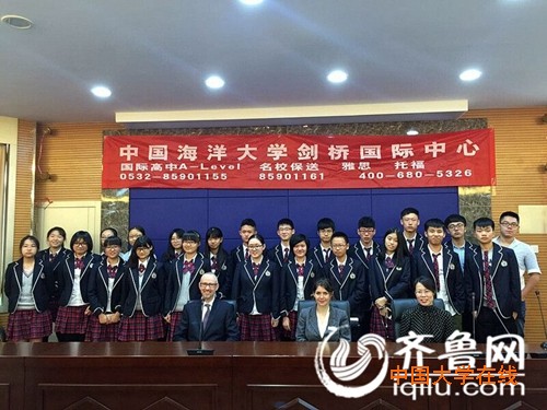 学生与萨里校长合影