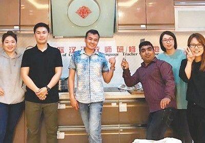 阿斯兰(右三)在<a href='/Gaokao/College/Details/GBBK0028'>华东师范大学</a>进修期间，与中国朋友在一起合影。