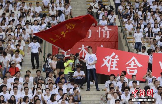 6月22日，<a href='/Gaokao/College/Details/GBBK0024'>中南大学</a>2017年毕业典礼暨学位授予仪式在湖南长沙举行。杨华峰 摄
