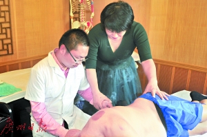游勇在学习中医。