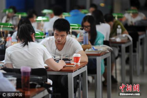 2017年6月2日,太原,山西省图书馆内座无虚席,备战高考的学子们正安静地坐在座位上读书、做题、查阅资料,偌大的阅览室内鸦雀无声。距离高考已经不足一周,学子们进入最后冲刺阶段,以最好的状态迎接人生大考。 图片来源:视觉中国