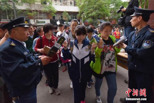 6月7日,山西太原成成中学考点,参加高考的学生陆续进入考场。当日,2016年中国高考正式拉开大幕,中国将有940万考生参加考试。今年的高考,采用全国统一命题试卷的省份增加至26个,此外,作为“作弊入刑”后的首次高考,今年高考考场纪律也被媒体称为“史上最严”。 武俊杰 摄