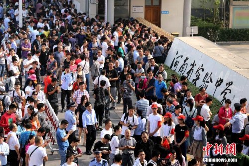 2017年6月7日，河南郑州，全国高考河南省实验中学考点，参加高考的考生和家长们。 中新社记者 王中举 摄