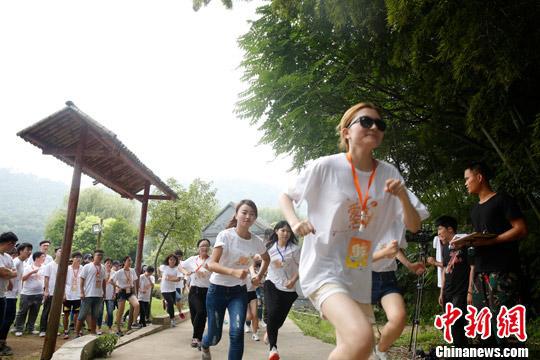 台湾学生参加拓展训练(资料图)。中新社发 唐哲威 摄