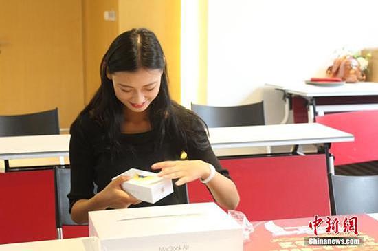 <a href='/Gaokao/College/Details/MBZK0136'>四川西南航空职业学院</a>与四川西南航空专修学院17名大一新生获得了约4万元人民币的奖学金，其中还有5名学生，还追加一台苹果Air电脑和一部苹果iphone6S手机。 资料图