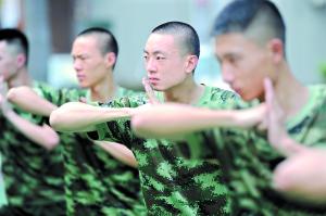 胡司盾和战友们参加<a href='/Gaokao/Professional/Details/040208T'>体能训练</a>。（右）