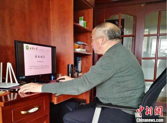 60岁的车振明老师积极准备在线教学。四川省教育厅供图