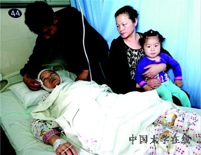 楚天金报讯 图为:最美女教师用生命护住659张高考准考证自己却受伤 (郑联学摄)