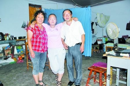 李佳乐和爸爸妈妈在家里合影