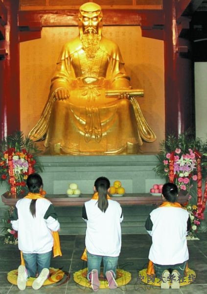 千余学子拜“许圣”