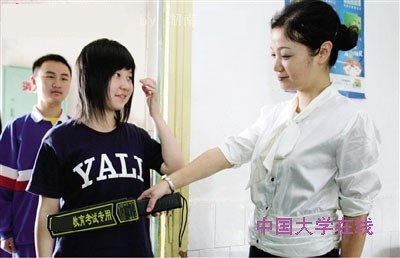 2013上海高考防作弊：带手机入考场后果严重