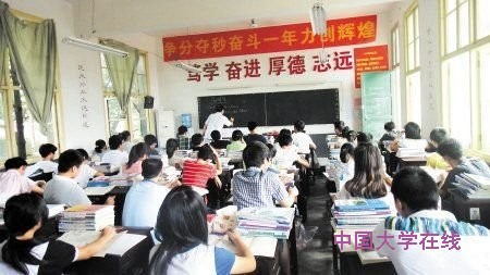长沙某复读学校早已上课，该校7月21日开学，已开课一个多月。 封宇 徐媛 摄