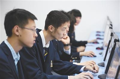 2013年5月，高三学生在学校里填报高考志愿。新京报记者 侯少卿 摄