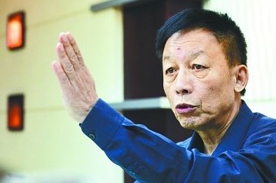 昨天,在《中华史》第五卷《从春秋到战国》的武汉首发式上,易中天侃侃而谈。记者熊波摄 昨天,在《中华史》第五卷《从春秋到战国》的武汉首发式上,易中天侃侃而谈。记者熊波摄