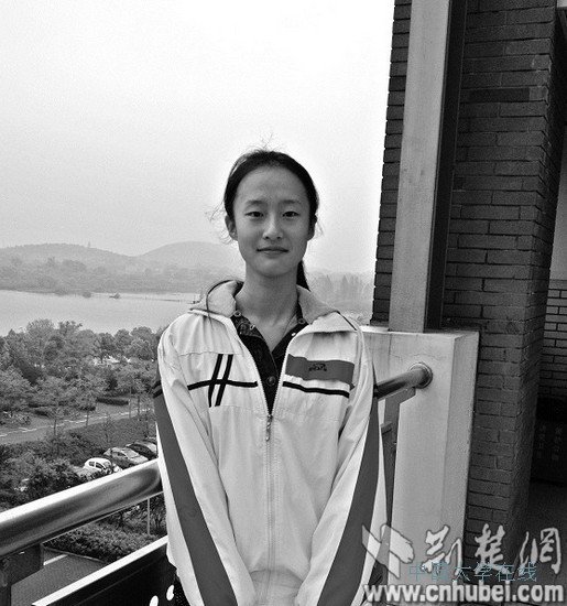 武汉女生遭11所国外名校争抢 为拒绝哪所而烦恼