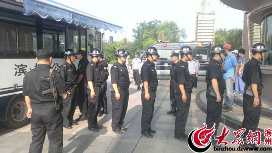 2014年高考现场直击：<a href='/Gaokao/Professional/Details/580103K'>特警</a>持枪执勤 护航高考(图)