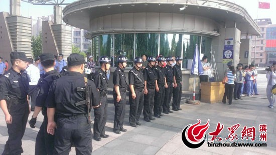 2014年高考现场直击：<a href='/Gaokao/Professional/Details/580103K'>特警</a>持枪执勤 护航高考(图)