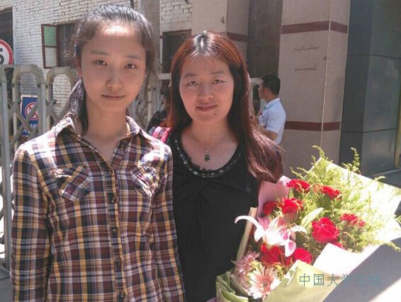 2014年高考语文科目结束 西安考生送鲜花谢班主任