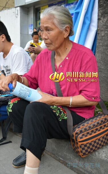 高考表情·71岁的陪考婆婆：我想孙女考好点