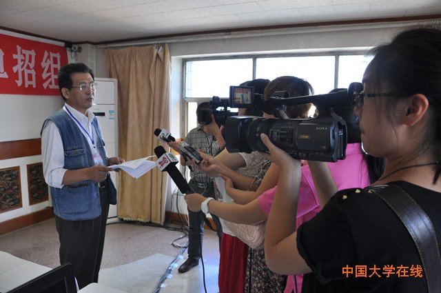 省招办邀请新闻媒体零距离直面我省普通高校招生录取现场