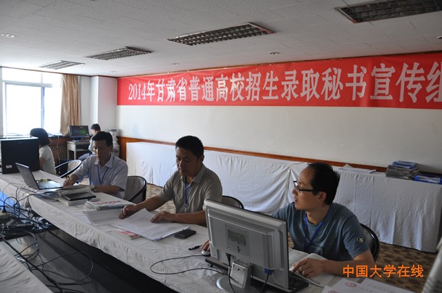 省招办邀请新闻媒体零距离直面我省普通高校招生录取现场