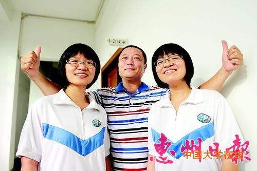 双胞胎姐妹傅浩悦(左)、傅浩怡(右)和父亲在一起。李松权 摄