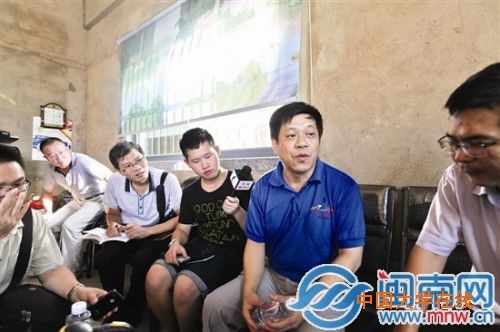 余剑锋（右二）向媒体介绍相关情况