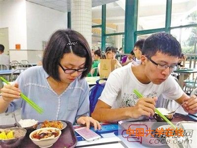 陈小丽(左)与刘凤里在食堂吃饭。 受访者供图