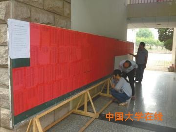 考生和家长仔细查看毛中红榜，日益攀升的升学率是“高考神话”的招生保证。