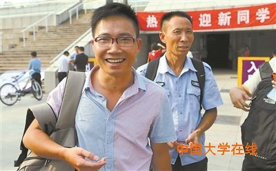 32岁广西“考霸”吴善柳昨天来到<a href='/Gaokao/College/Details/GBBK0001'>清华大学</a>(<a href='/Gaokao/Professional/Details/130404'>摄影</a>/本报记者 耿蕾)