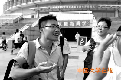 参加过10次高考的吴善柳终于来到清华报到。京华时报记者王海欣摄