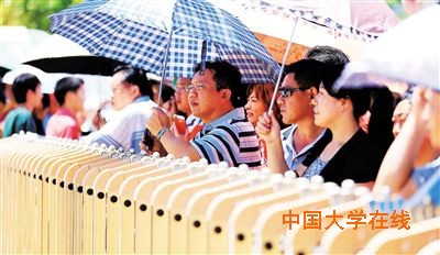 高考，牵动着每一个有考生的家庭。本报记者