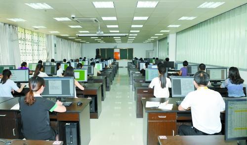 河南高考评卷基地:老师改卷前 先得把题做一遍