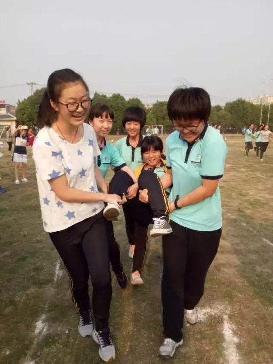 高考前减压趣味运动会上范筱雨（右前穿绿衣者）的照片