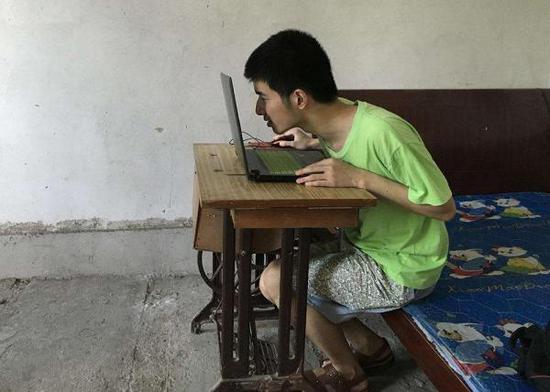 学习时的王宠说:“脸凑这么近,只是为了辨识一段材料的前几个字。”在这间小屋里,他复习了半年。