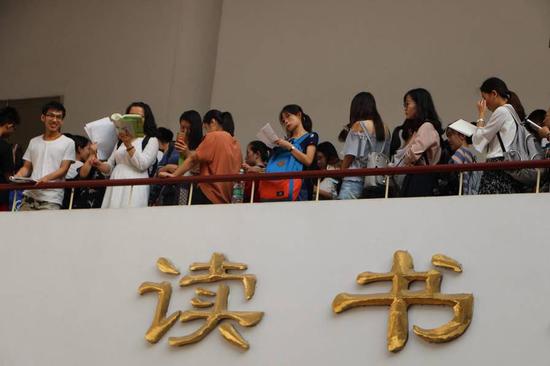 等待图书馆开门的间隙,拿出书来看几眼,这个时期除了考研仿佛对什么事都提不起了兴趣。